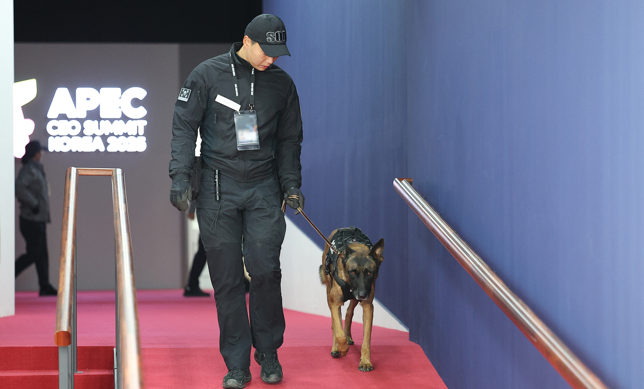 A day before the 2025 Asia-Pacific Economic Cooperation CEO Summit, police special forces and sniffer dogs conduct a safety inspection at the event venue, the Gyeongju Arts Center, in Gyeongju, North Gyeongsang Province, on Tuesday. (Yonhap)