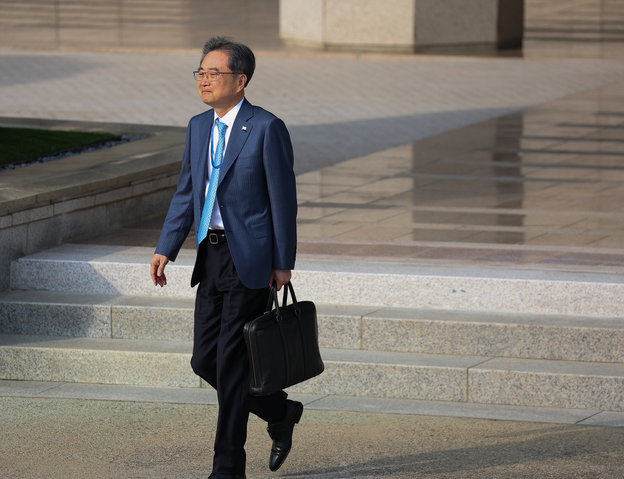 Foreign Minister Cho Hyun arrives at Seoul Air Base in Seongnam, south of Seoul, to board the presidential plane to accompany President Lee Jae Myung on the trip to Malaysia for the Association of Southeast Asian Nations Summit on Sunday. (Yonhap)