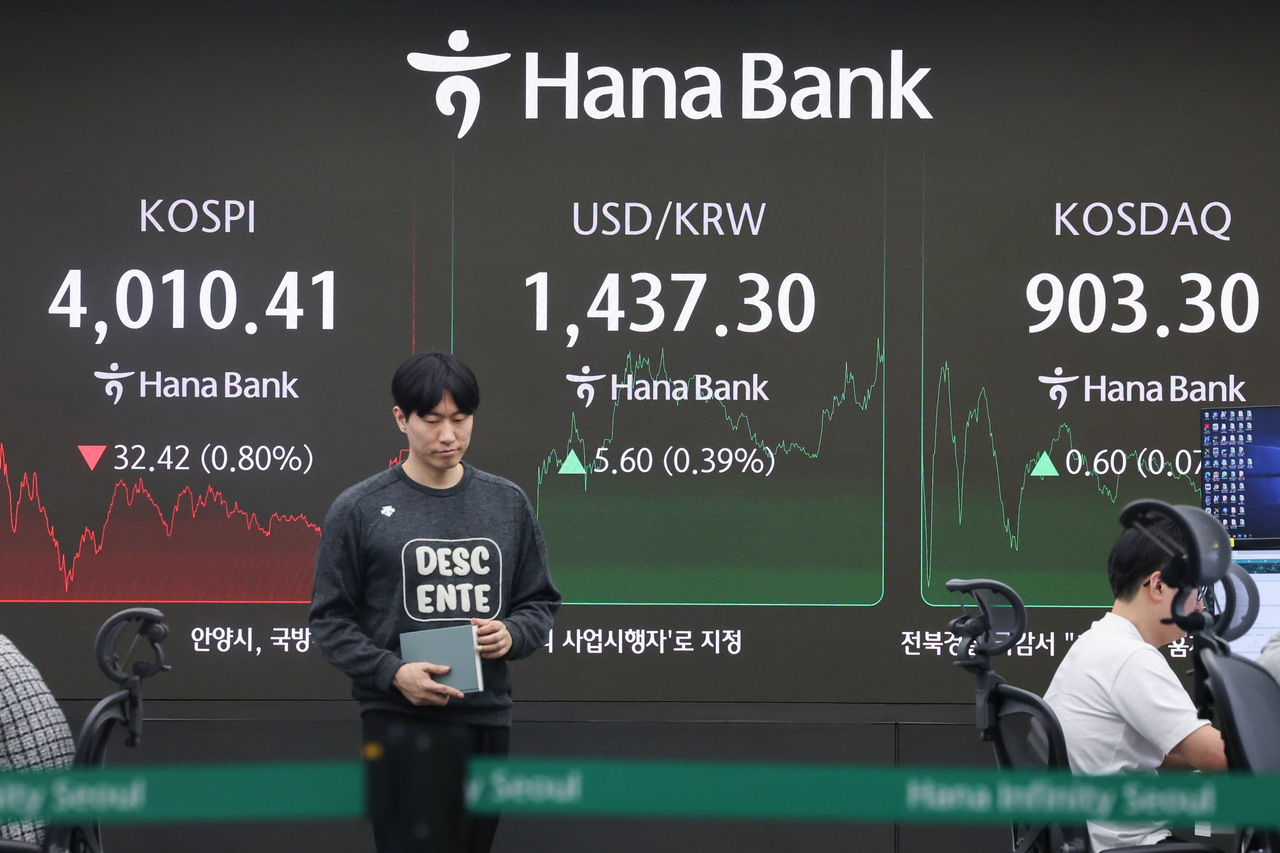 An electronic board showing the Korea Composite Stock Price Index at a dealing room of the Hana Bank headquarters in Seoul on Tuesday. (Yonhap)