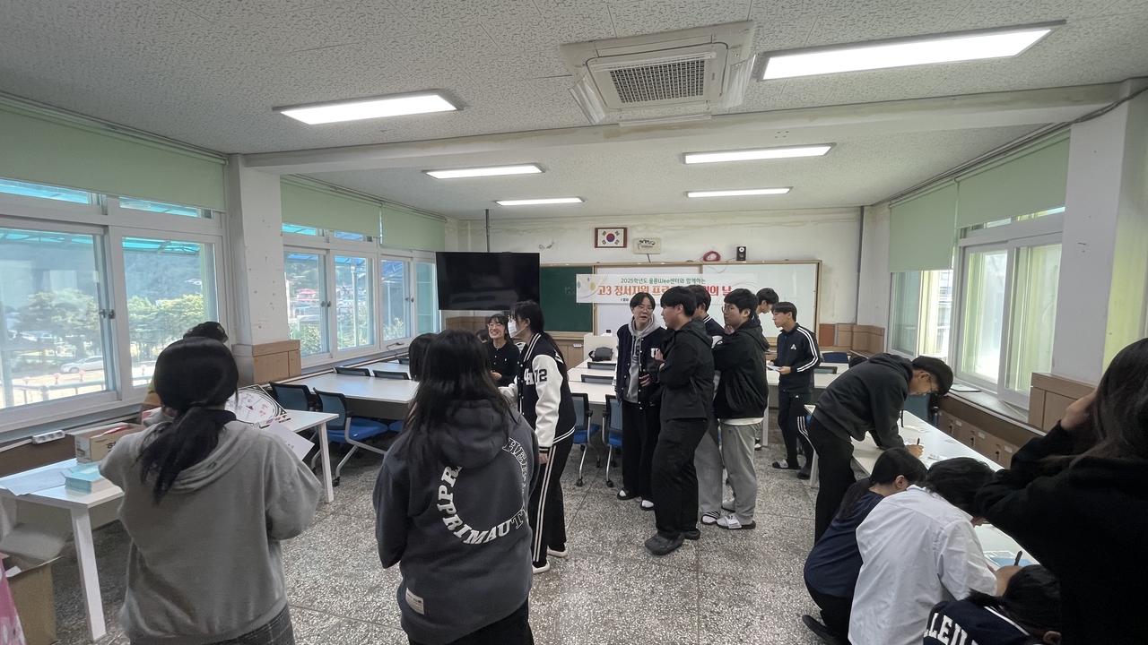27일 울릉교육지원청 Wee센터는 울릉고등학교를 찾아 대학수학능력시험을 치른 고3 수험생들을 위한 정서지원 프로그램 ‘응원의 날’을 운영해  호응을 얻었다.[ 울릉교육지원청 제공]