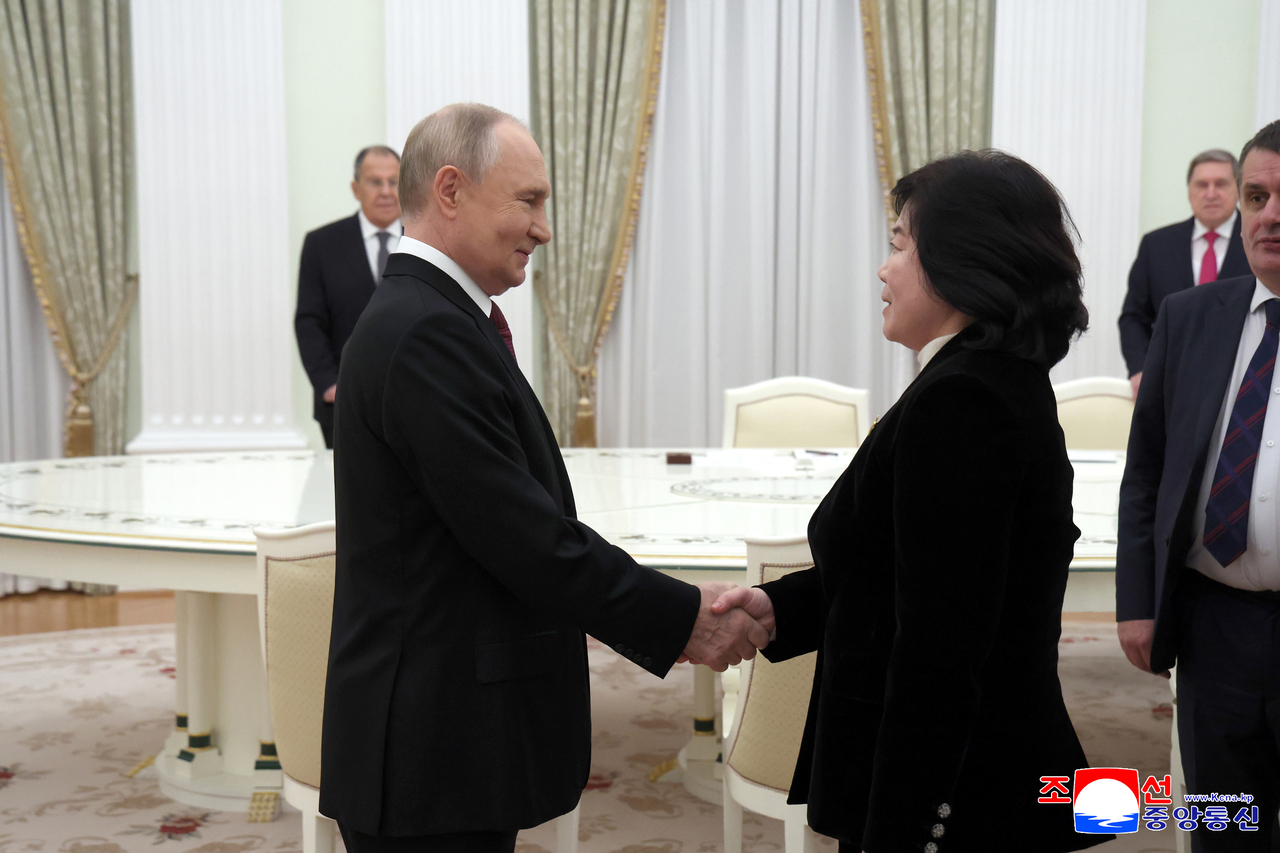 North Korean Foreign Minister Choe Son-hui (R) pays a courtesy call on Russian President Vladimir Putin in Moscow on Tuesday, in this photo carried by the North's official Korean Central News Agency the next day. (Yonhap)