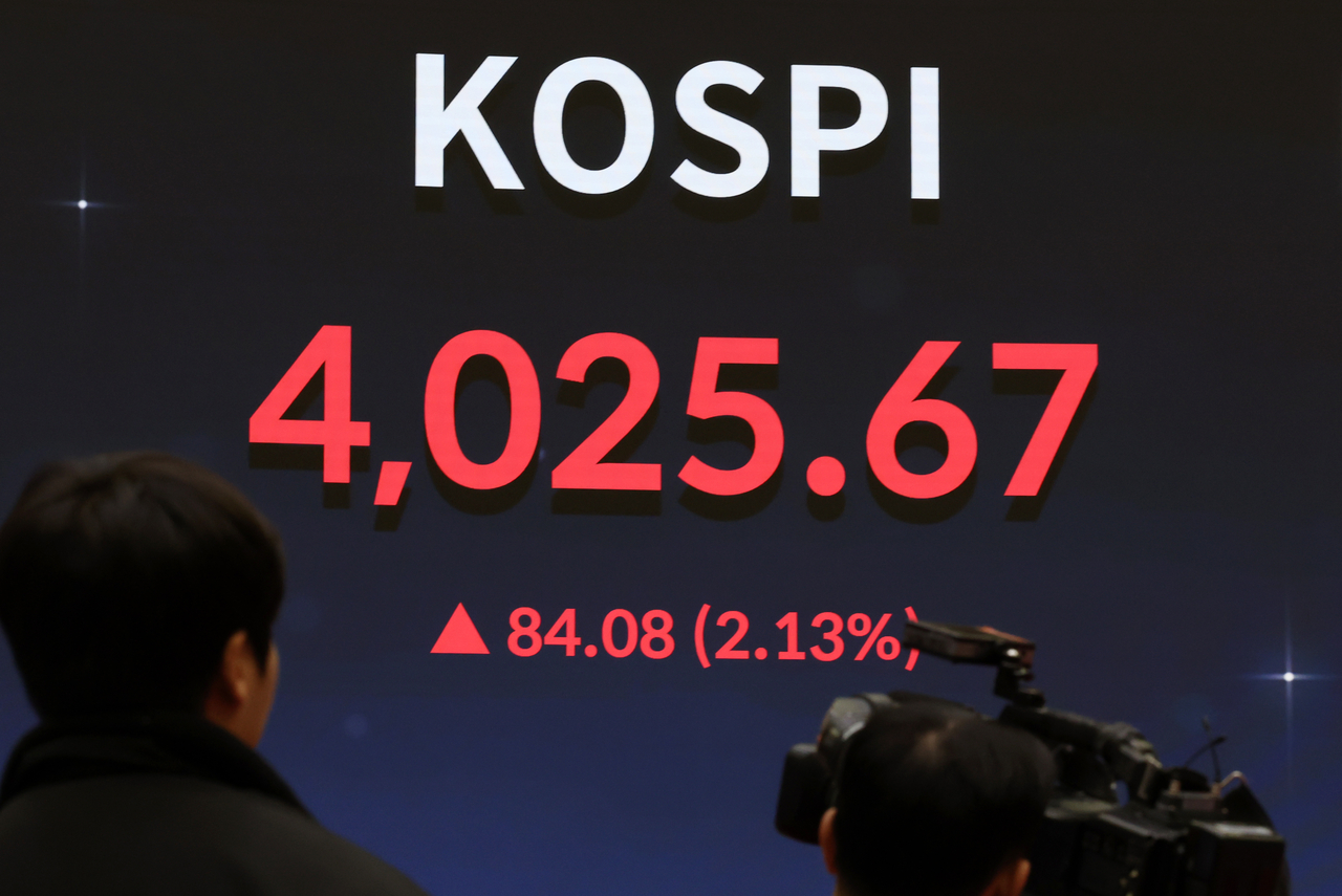 An electronic board at the Korea Exchange headquarters in Seoul on Monday shows the Kospi trading at 4,025.67, after breaching the 4,000 mark for the first time earlier that day. (Newsis)