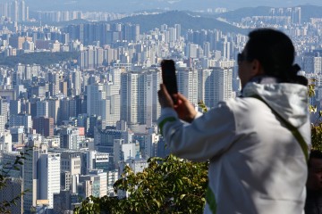 이달 서울 아파트 매매가격이 10·15 부동산 대책 발표 이전까지 기준으로 올해 들어 최고 상승률을 기록한 것으로 나타난 가운데 27일 서울 남산에서 바라본 아파트 단지.  [연합]