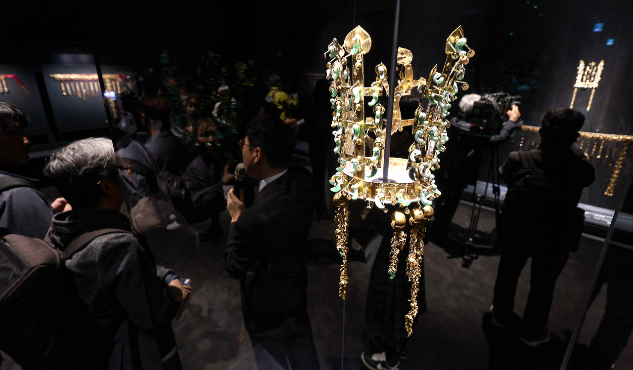 A gold crown of the ancient Silla kingdom (57 B.C.-A.D. 935) is on display at the Gyeongju National Museum in the southeastern city on Oct. 27, 2025. (Yonhap)