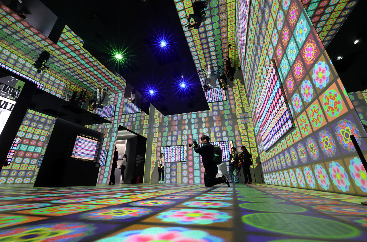 A space featuring Samsung Electronics' Micro-LED, Neo QLED 8K and The Frame displays offers visitors an immersive digital art experience at the K-Tech Showcase held at the K-Tech Air Dome in Gyeongju Expo Grand Park, North Gyeongsang Province, on Tuesday. (Yonhap)
