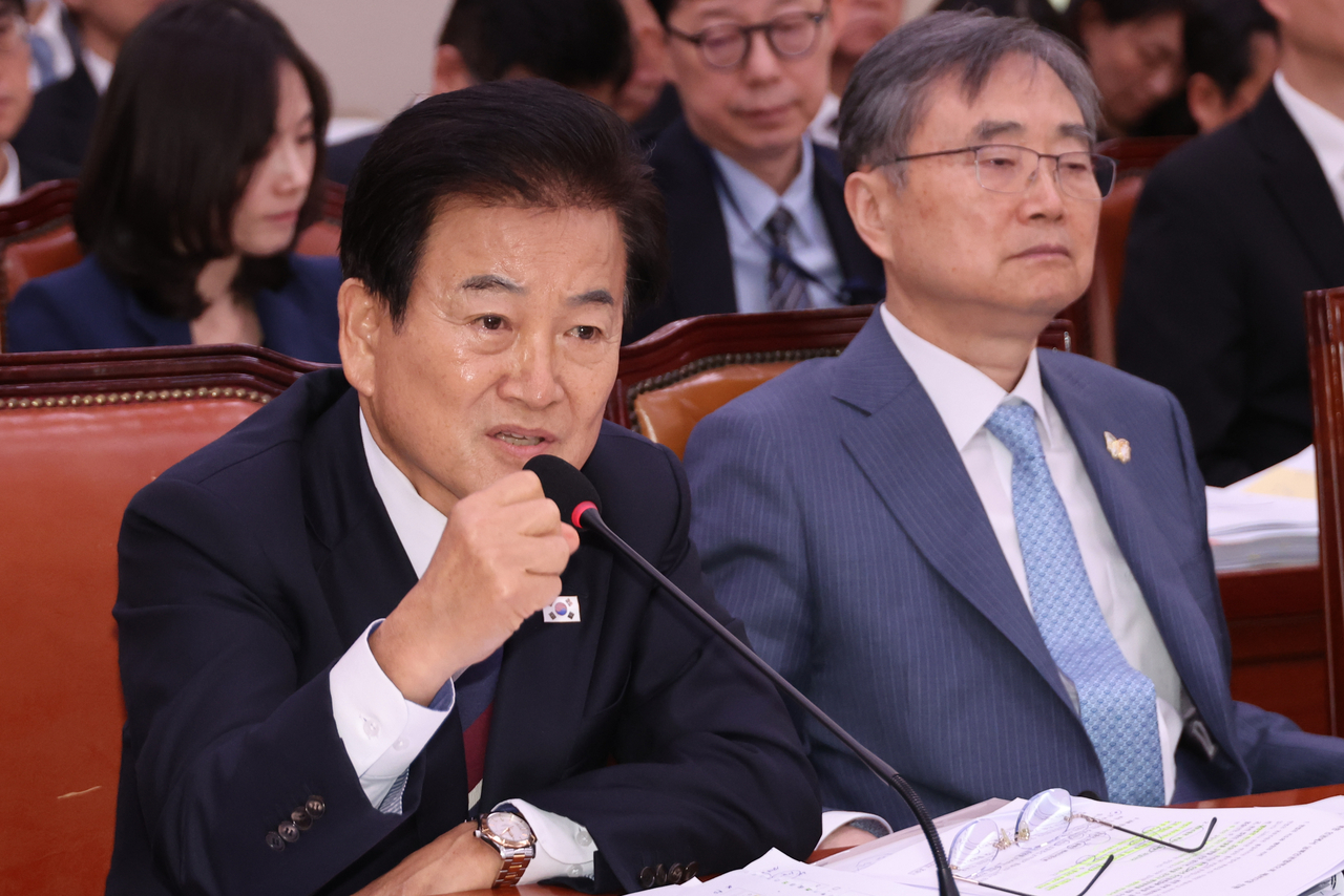 Unification Minister Chung Dong-young (left) speaks during the National Assembly’s audit session in Seoul on Tuesday, with Foreign Minister Cho Hyun sitting next to him. (Yonhap)
