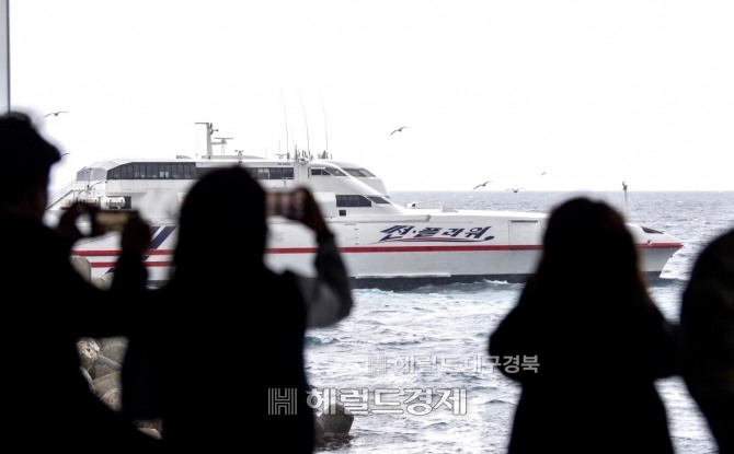 1995년 8월15일 광복절에 맞춰 포항-울릉 항로에 취항한 썬플라워호가 2020년 2월 28일, 25년간의 항해를 마무리 하며 울릉도를 떠나자 주민들은 사진을찍고 손을 흔들며 아쉬워 했다(사진=김성권 기자)