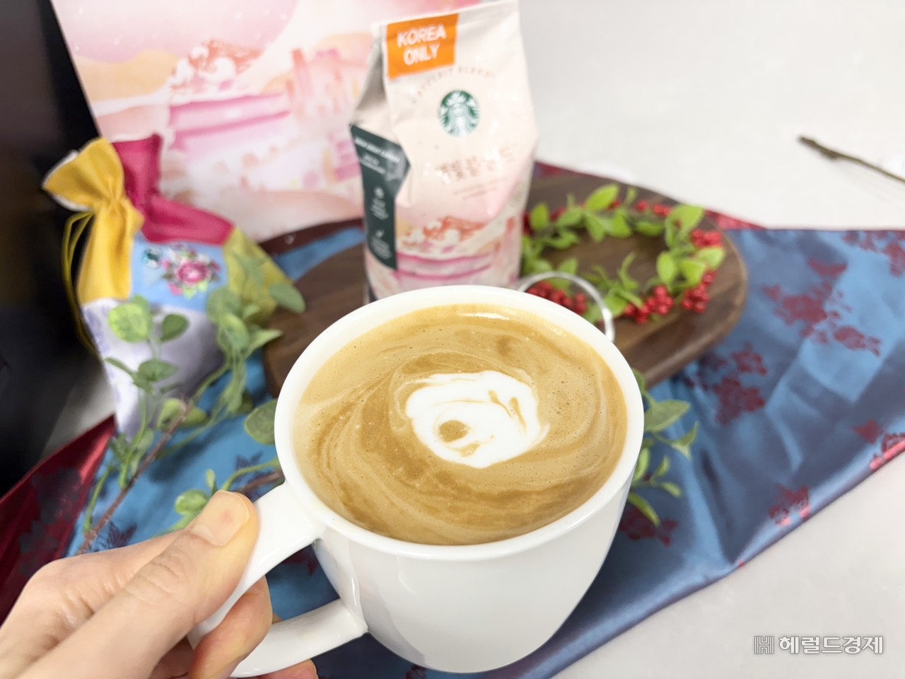 ‘별빛 블렌드’로 직접 만든 카페라테. 육성연 기자