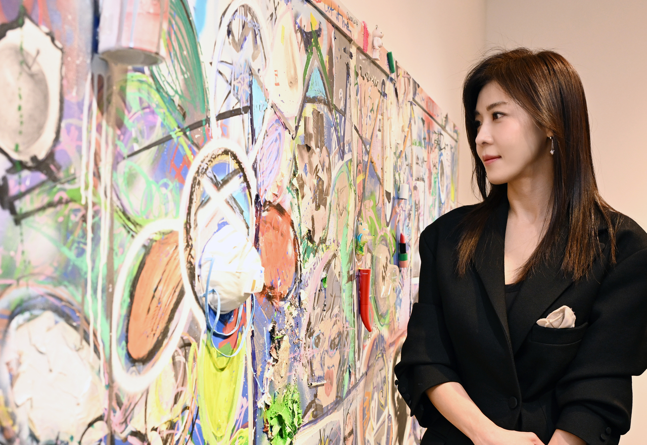 Ha Ji-won poses during an interview with The Korea Herald ahead of her solo art exhibition at the Vista Valley Gallery in Namyangju, Gyeonggi Province, on Sept. 27. (Yoon Byung-chan/ Herald Muse)