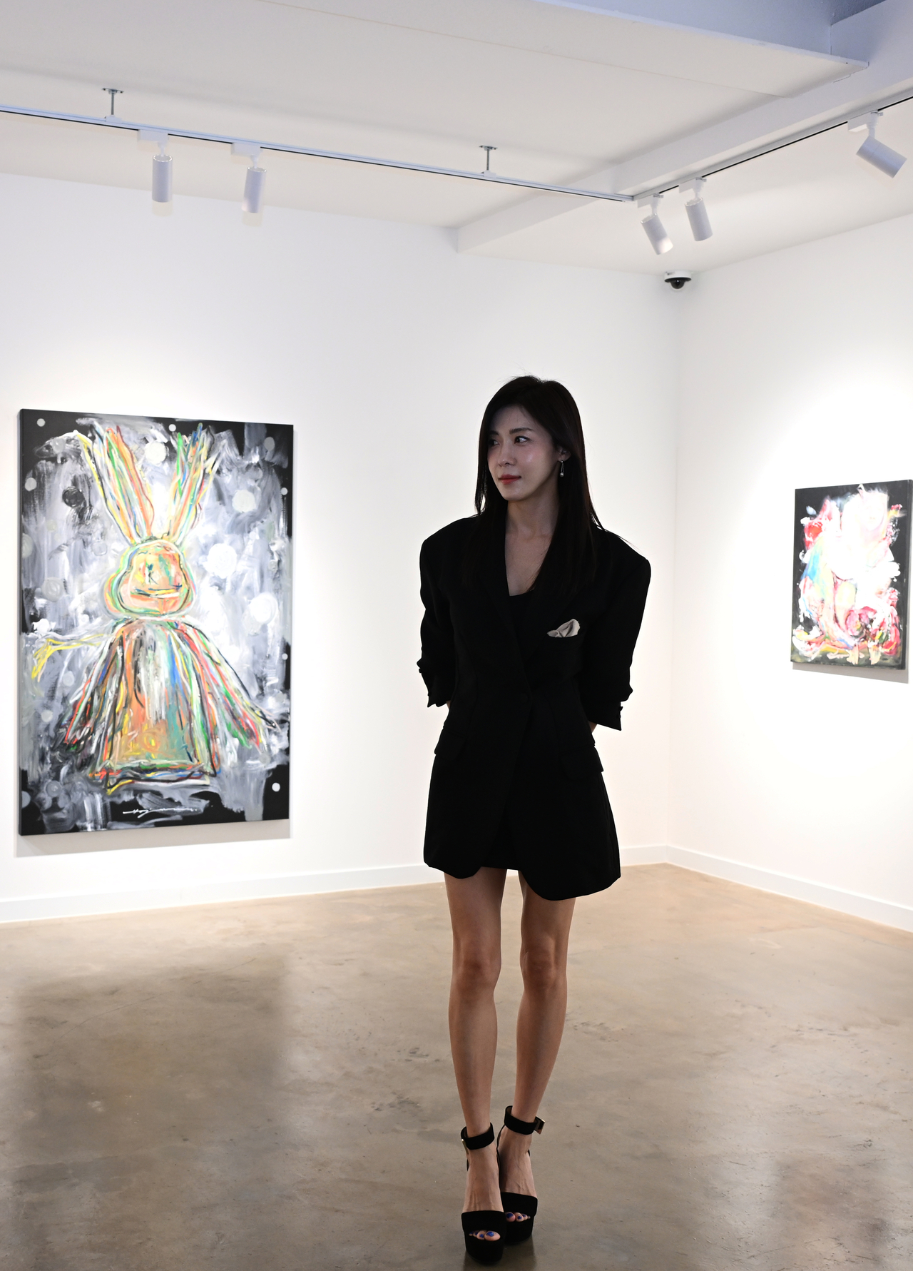 Ha Ji-won poses during an interview with The Korea Herald ahead of her solo art exhibition at the Vista Valley Gallery in Namyangju, Gyeonggi Province, on Sept. 27. (Yoon Byung-chan/ Herald Muse)