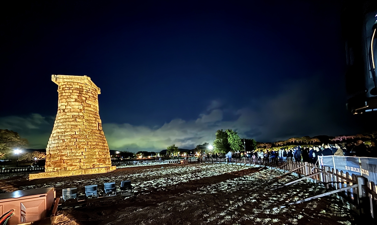 Visitors watch a media display at Cheomseongdae (Gyeongju City)
