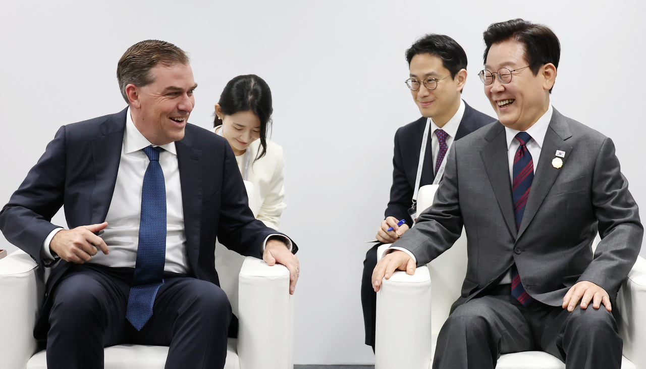 President Lee Jae Myung (right) speaks with AWS Chief Executive Matt Garman during their meeting at the Gyeongju Arts Center on Wednesday. (Yonhap)
