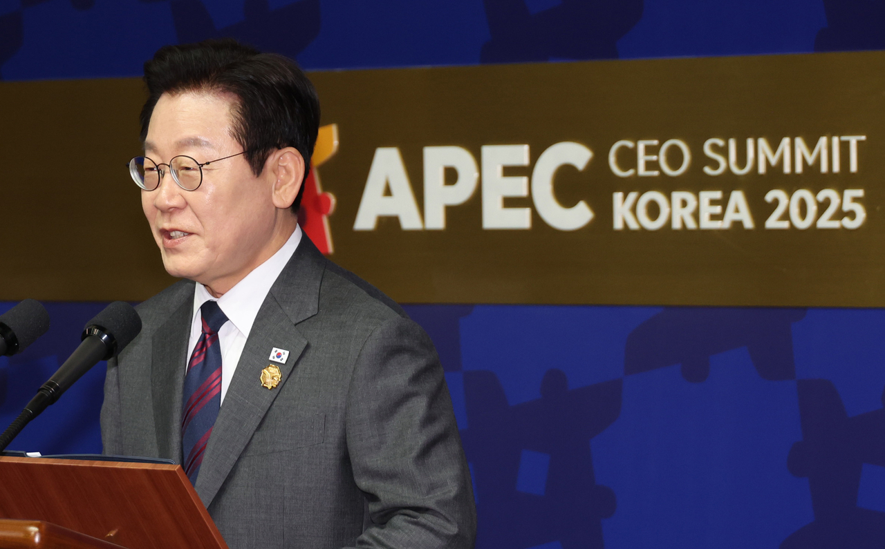President Lee Jae Myung delivers a speech at the opening ceremony of the APEC CEO Summit at the Gyeongju Foundation for Arts and Culture in the southeastern city of Gyeongju, the host city of the Asia-Pacific Economic Cooperation summit, on Wednesday. (Yonhap)