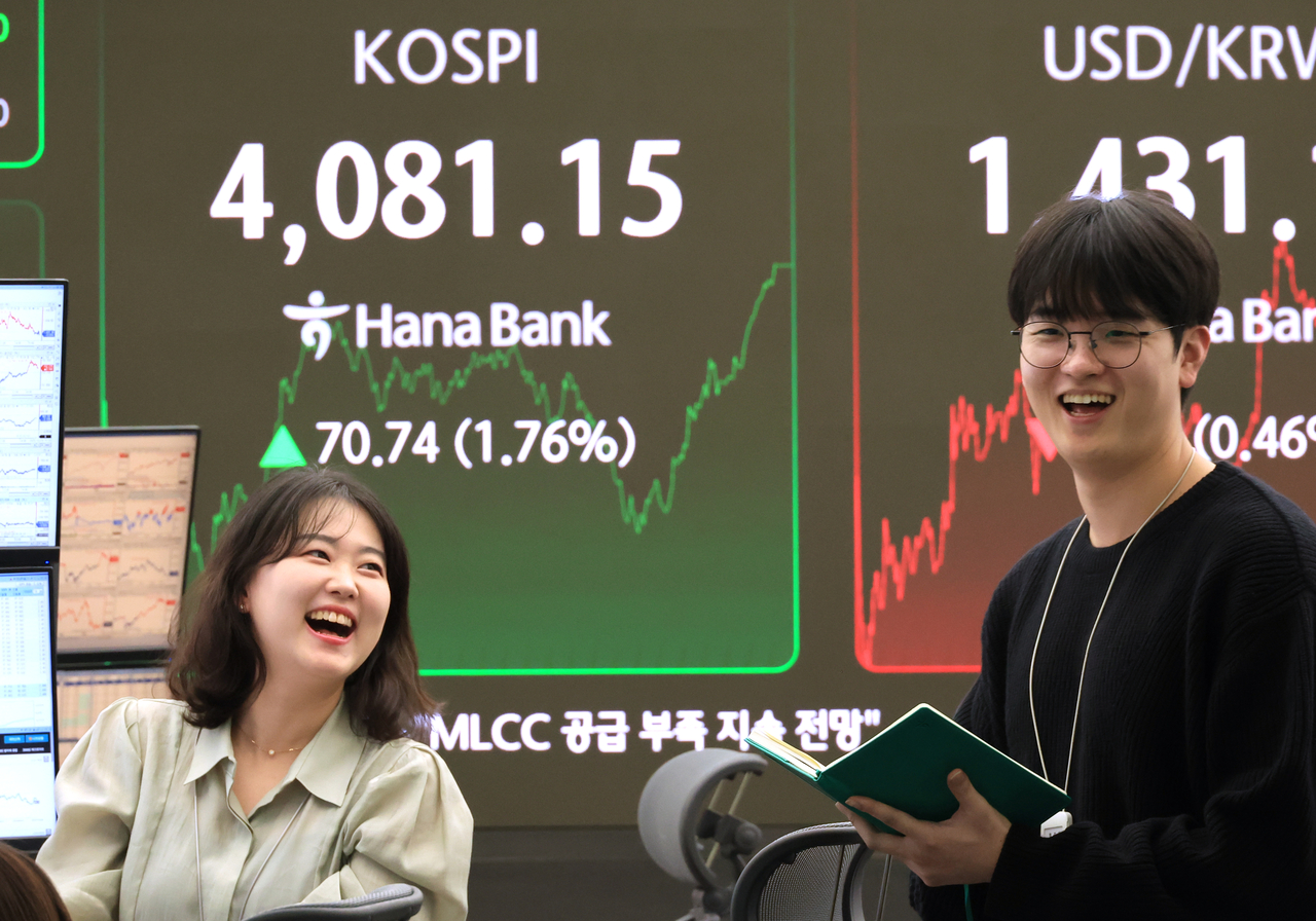 An electronic board showing the Korea Composite Stock Price Index at a dealing room of the Hana Bank headquarters in Seoul on Wednesday. (Yonhap)