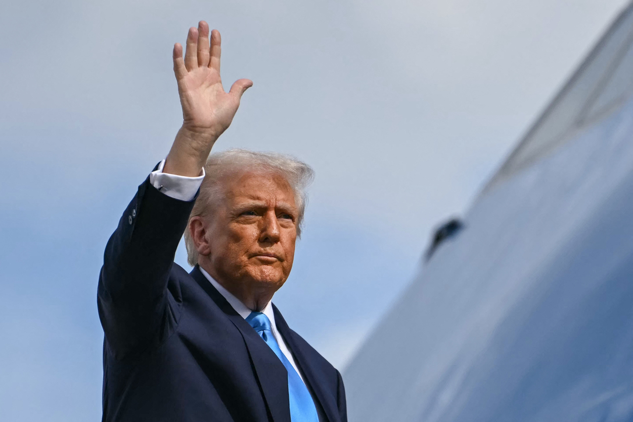 US President Donald Trump waves as he boards Air Force One before travelling to South Korea, at Haneda Airport in Tokyo on Wednesday. (AFP-Yonhap)
