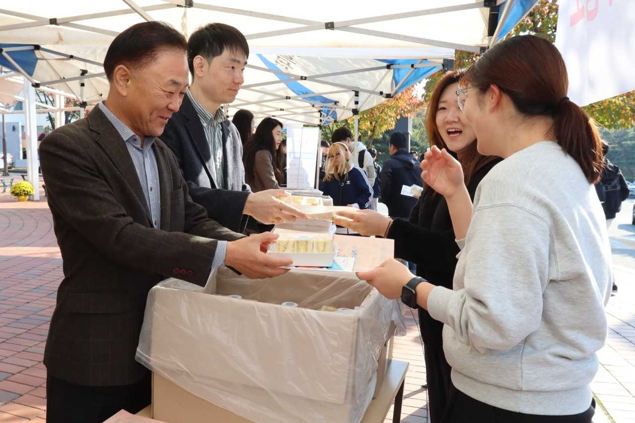김기홍 교학부총장이 학생들에게 샌드위치를 나눠주고 있다.[구미대 제공]