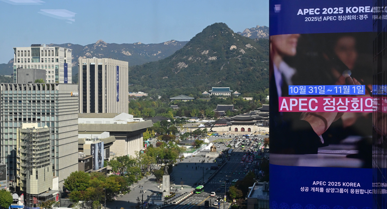 A promotional video for the 2025 Asia-Pacific Economic Cooperation summit in Gyeongju plays on an electronic billboard at an intersection in Gwanghwamun, central Seoul, in this photo taken Tuesday. (Lee Sang-sub/The Korea Herald)