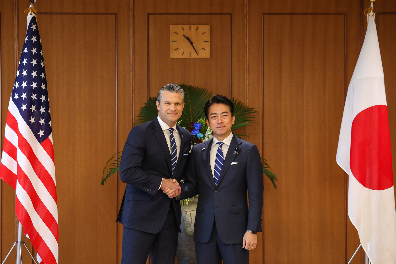 US Defense Secretary Pete Hegseth, left, meets Japan's Defense Minister Shinjiro Koizumi in Tokyo, Wednesday. (AP-Yonhap)