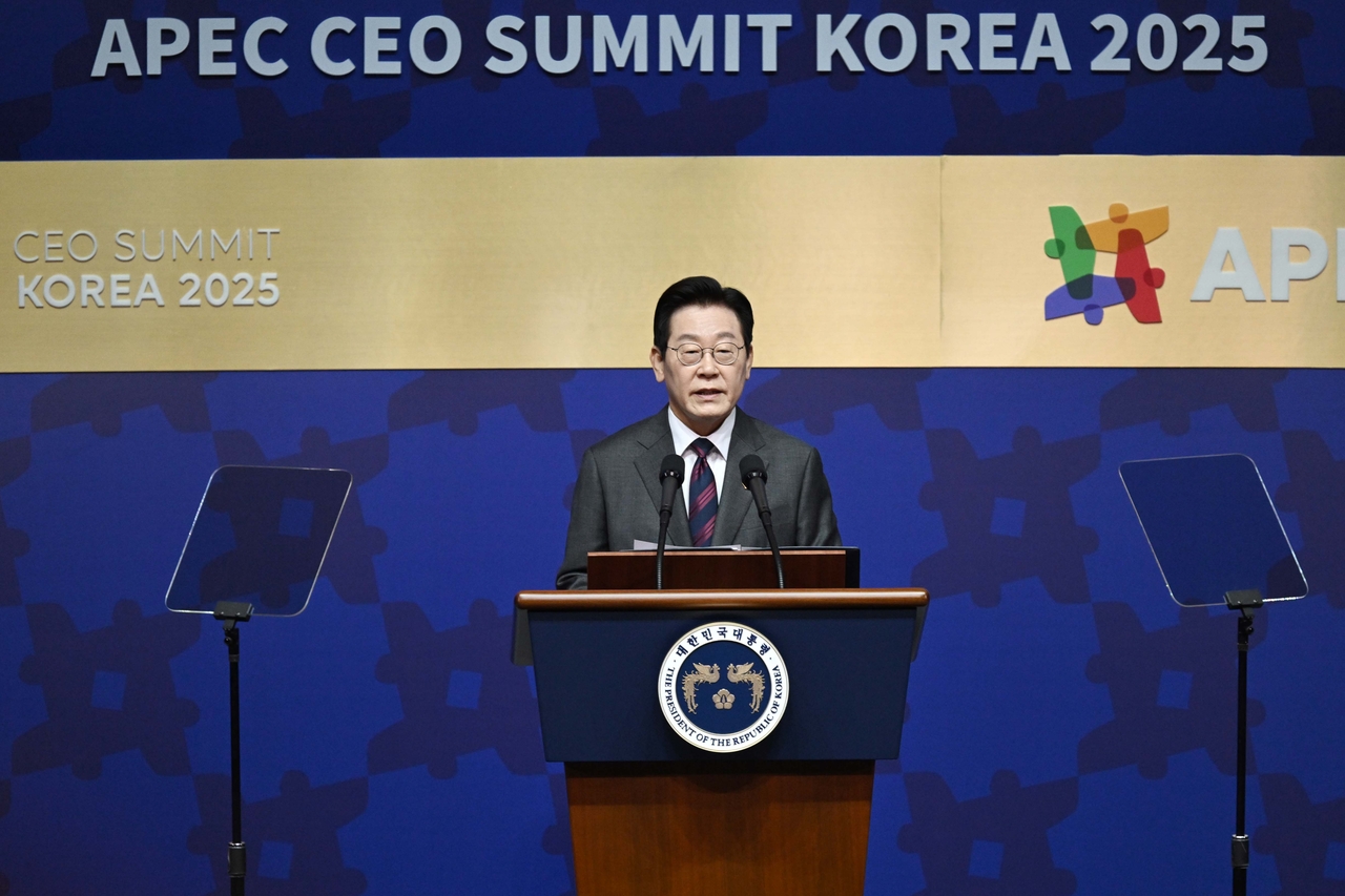 South Korean President Lee Jae Myung delivers a keynote address at the 2025 APEC CEO Summit at the Gyeongju Arts Center in North Gyeongsang Province on Wednesday. (Im Se-jun/The Korea Herald)