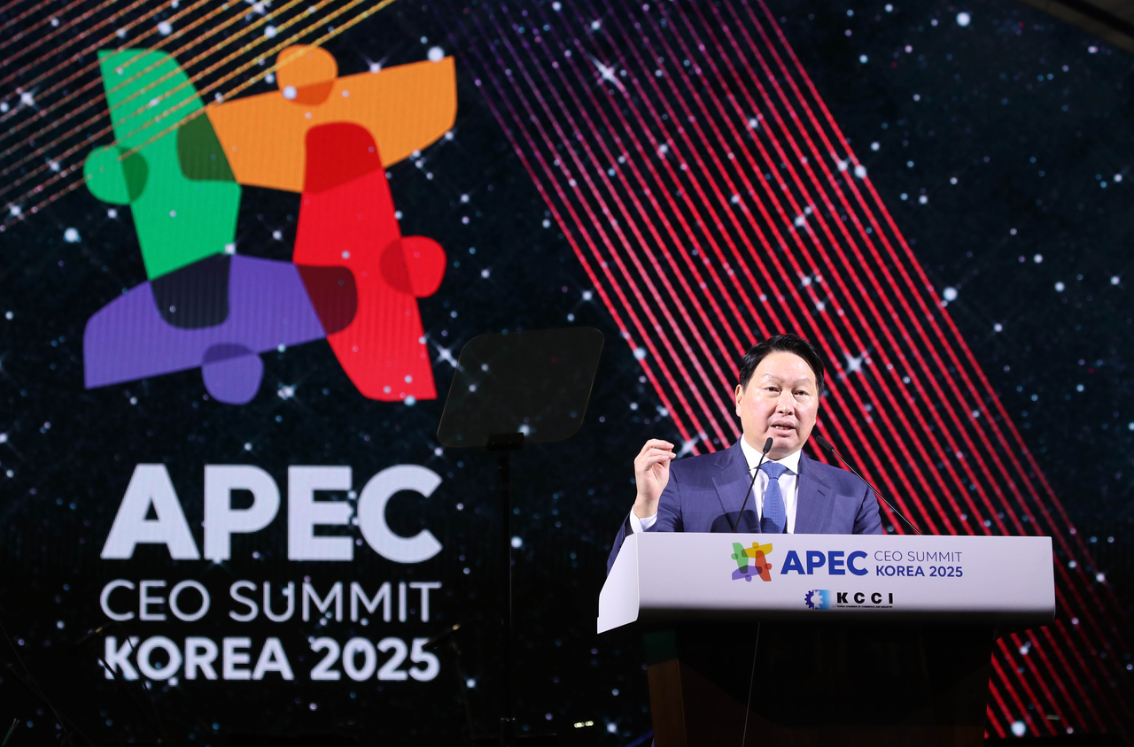 Choi Tae-won, chairman of the Korea Chamber of Commerce, delivers the opening remarks at the welcome dinner, the first official event of the 2025 APEC CEO Summit, held at Hwarang Village Eoul Madang in Gyeongju on Tuesday. (Yonhap)