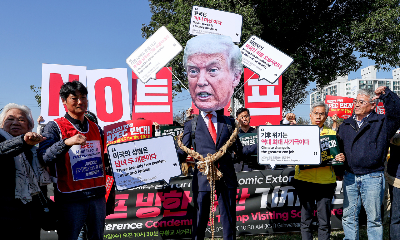 Protestors chant "No Trump" in front of Guhwang Bridge in Gyeongju, North Gyeongsang Province, on Wednesday, condemning US President Donald Trump for putting the global economy in danger with his tariff policies. (Newsis)