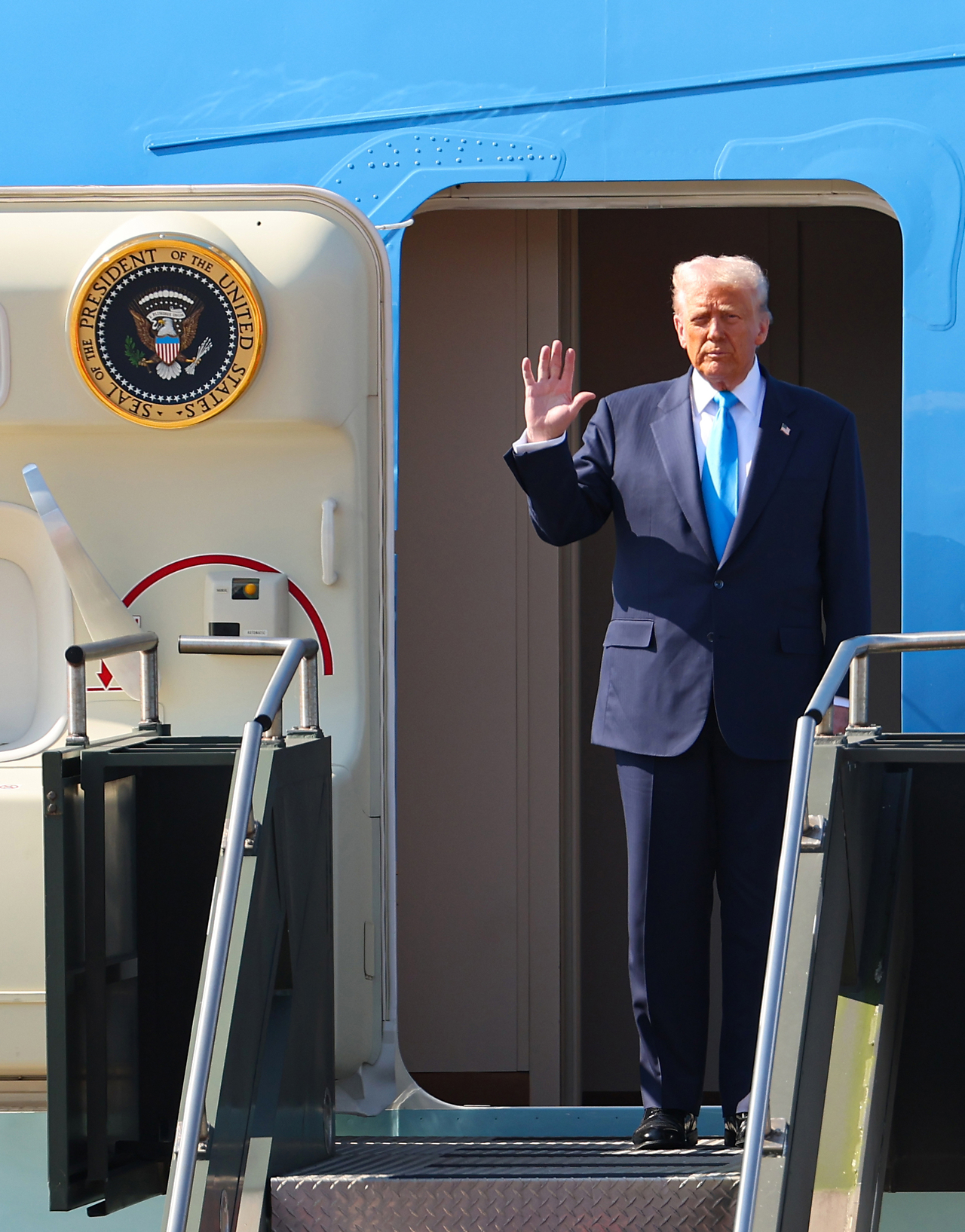 US President Donald Trump waves as he disembarks from Air Force One at Gimhae airport in the southeastern port city of Busan on Wednesday, visiting South Korea for this year's summit of the Asia-Pacific Economic Cooperation forum in the nearby city of Gyeongju. (Yonhap)