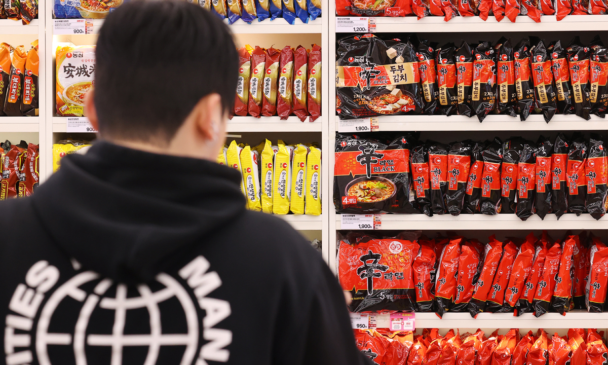 Packages of Shin Ramyun are displayed at a convenience store in Seoul. (Yonhap)