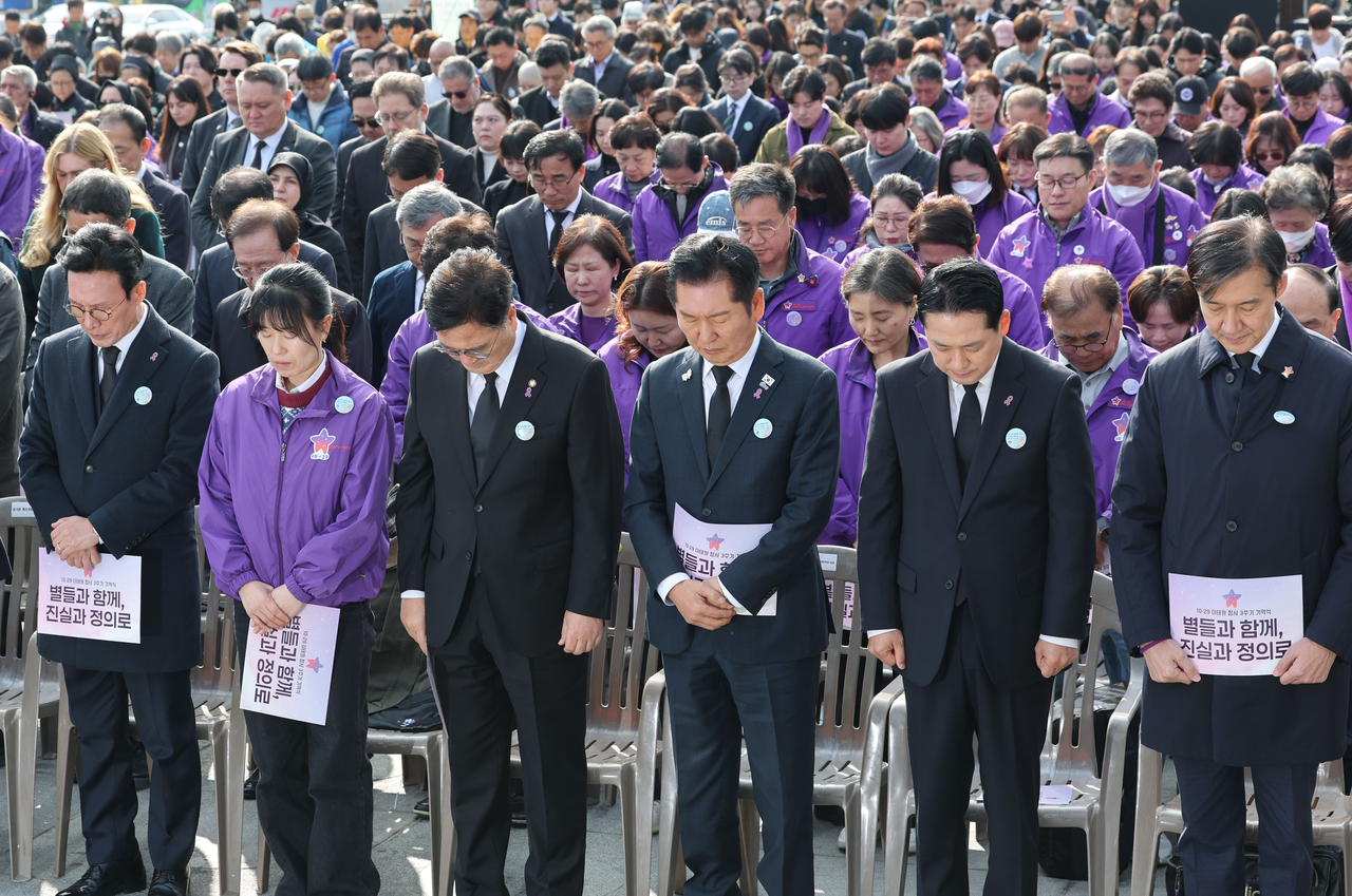 Politicians pay tribute to the Itaewon crowd crush victims at a memorial service at Gwanghwamun Square in central Seoul on Wednesday. From left: Prime Minister Kim Min-seok, Itaewon Disaster Bereaved Families' Association operations director Song Hae-jin, National Assembly Speaker Woo Won-shik, leader of the Democratic Party of Korea Rep. Jung Chung-rae, leader of the People Power Party Jang Dong-hyeok and leader of the Rebuilding Korea Party Cho Kuk (Yonhap)