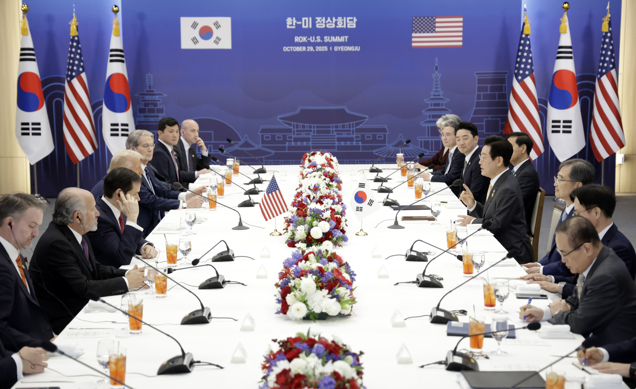 South Korean President Lee Jae Myung (fourth from right) and US President Donald Trump (fourth from left) hold talks at the Gyeongju National Museum in Gyeongju, North Gyeongsang Province, Wednesday. (Pool photo via Yonhap)