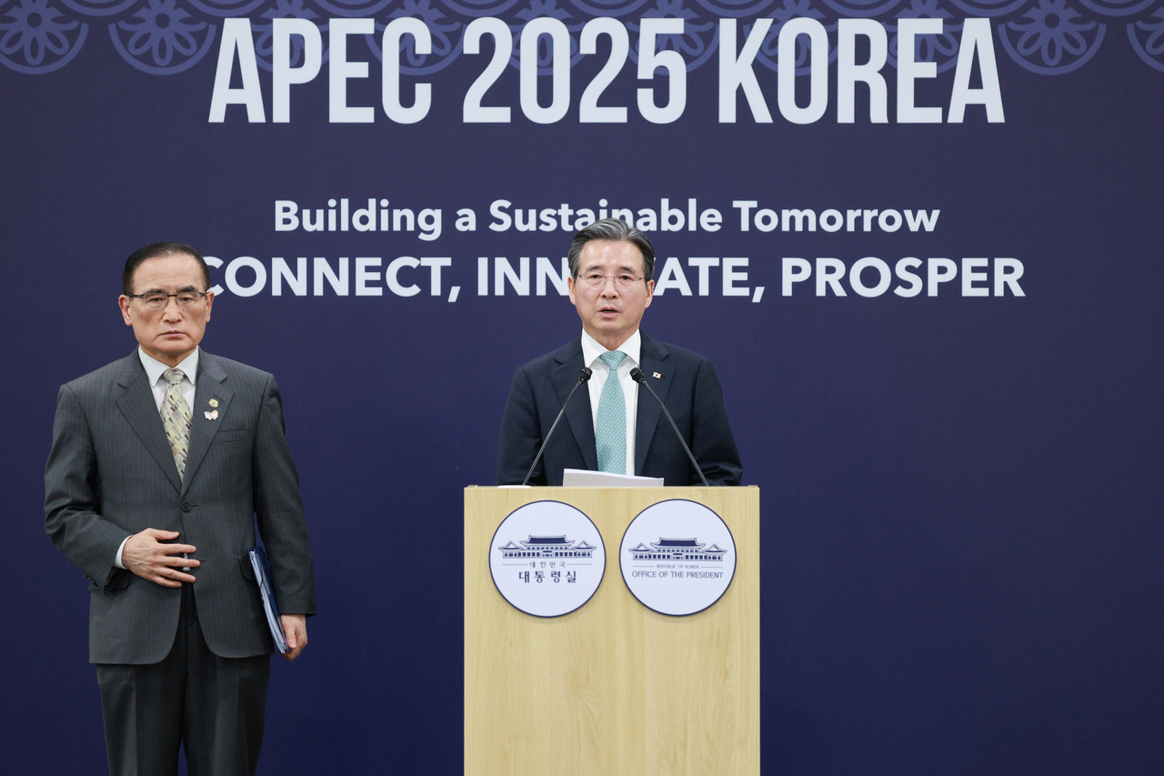 Kim Yong-beom (right), the presidential chief of staff for policy, alongside National Security Adviser Wi Sung-lac, speaks during a press briefing at the International Media Center for the Asia-Pacific Economic Cooperation gathering in the southeastern city of Gyeongju on Wednesday. (Pool photo by Yonhap)