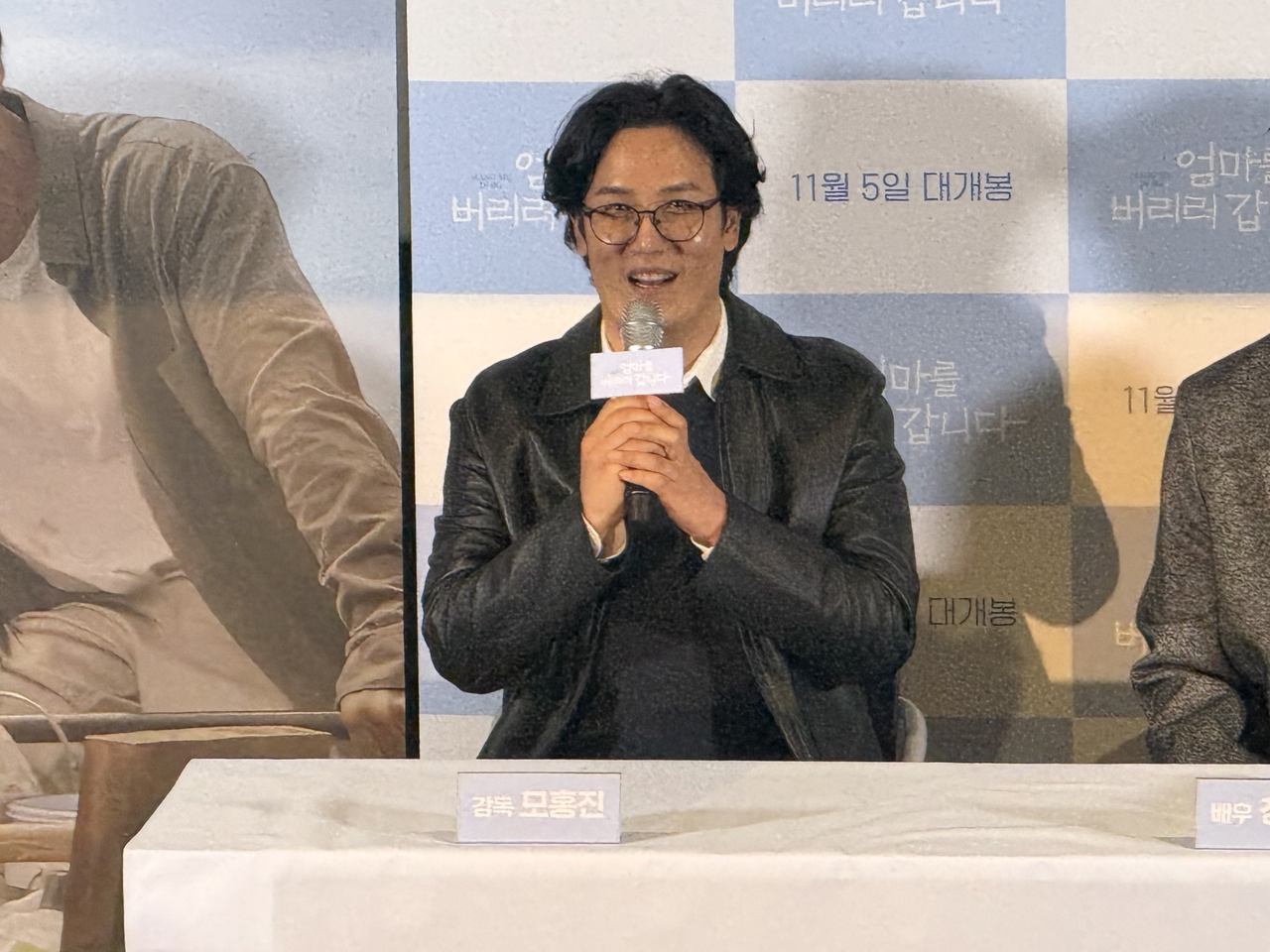 29일 오후 서울 CGV 용산아이파크몰에서 영화 <엄마를 버리러 갑니다>가 언론시사회 및 기자간담회가 열렸다. 현장에 참석한 모홍진 감독. 김민지 기자