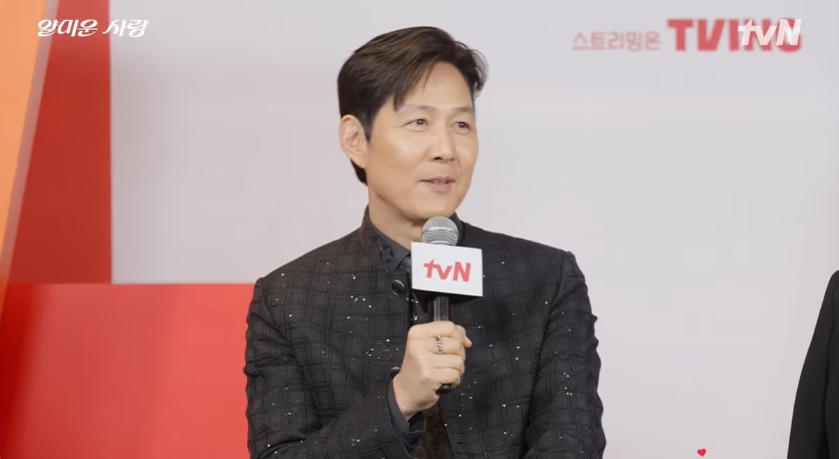 Lee Jung-jae speaks during the online press conference for "Nice to Not Meet You" on Tuesday. (Screengrab from tvN)