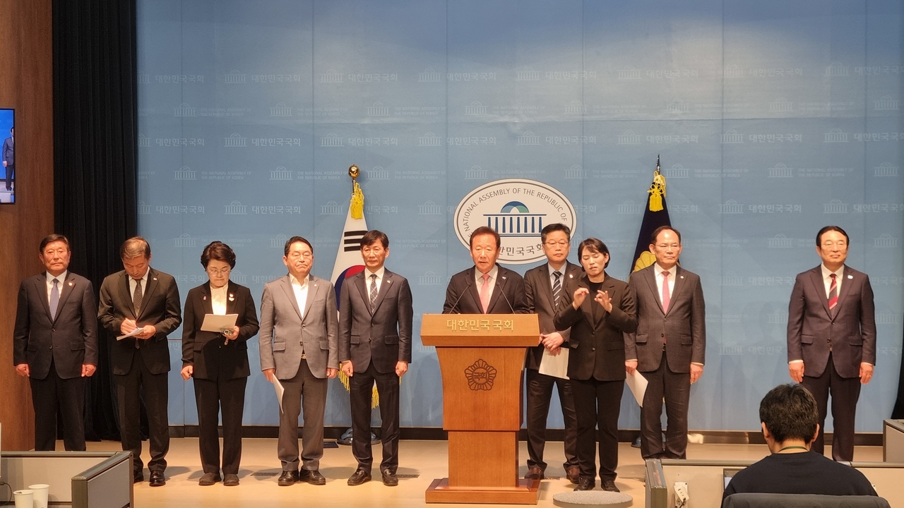 박현국 봉화군수가 29일 국회에서  농어촌 기본소득 시범사업 1차 심사를 통과한 12개 군의 전면 시행을 촉구하는 공동성명을 발표하고 있다.[봉화군 제공]