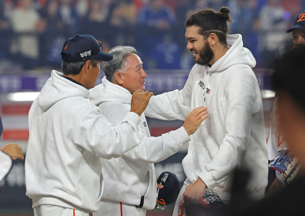대전 한화생명 야구장에서 김경문 한화 이글스 감독이 2025년 KBO리그 포스트시즌 플레이오프 5차전에서 삼성 라이온즈를 꺾은 뒤 선발 투수 폰세를 격려하고 있다. (연합)