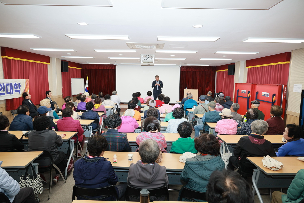 김학동 군수가 용궁 노인대학 수강생 100여 명을 대상으로 특강을 진행하고 있다,[예천군 제공]