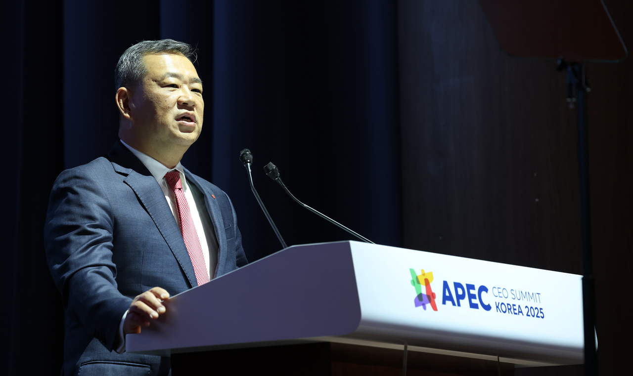 Kim Sang-hyun, vice chairman and CEO of Lotte Retail Group, delivers a speech at the APEC CEO Summit in Gyeongju, North Gyeongsang Province, on Wednesday. (Lotte Retail Group)