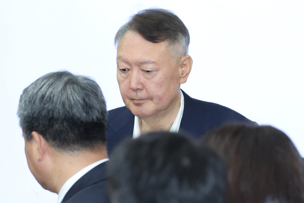 Former President Yoon Suk-yeol attends the first hearing of a case over alleged obstruction of official duties and abuse of power at the Seoul Central District Court in Seocho, Seoul, on Sept. 26. (Yonhap)