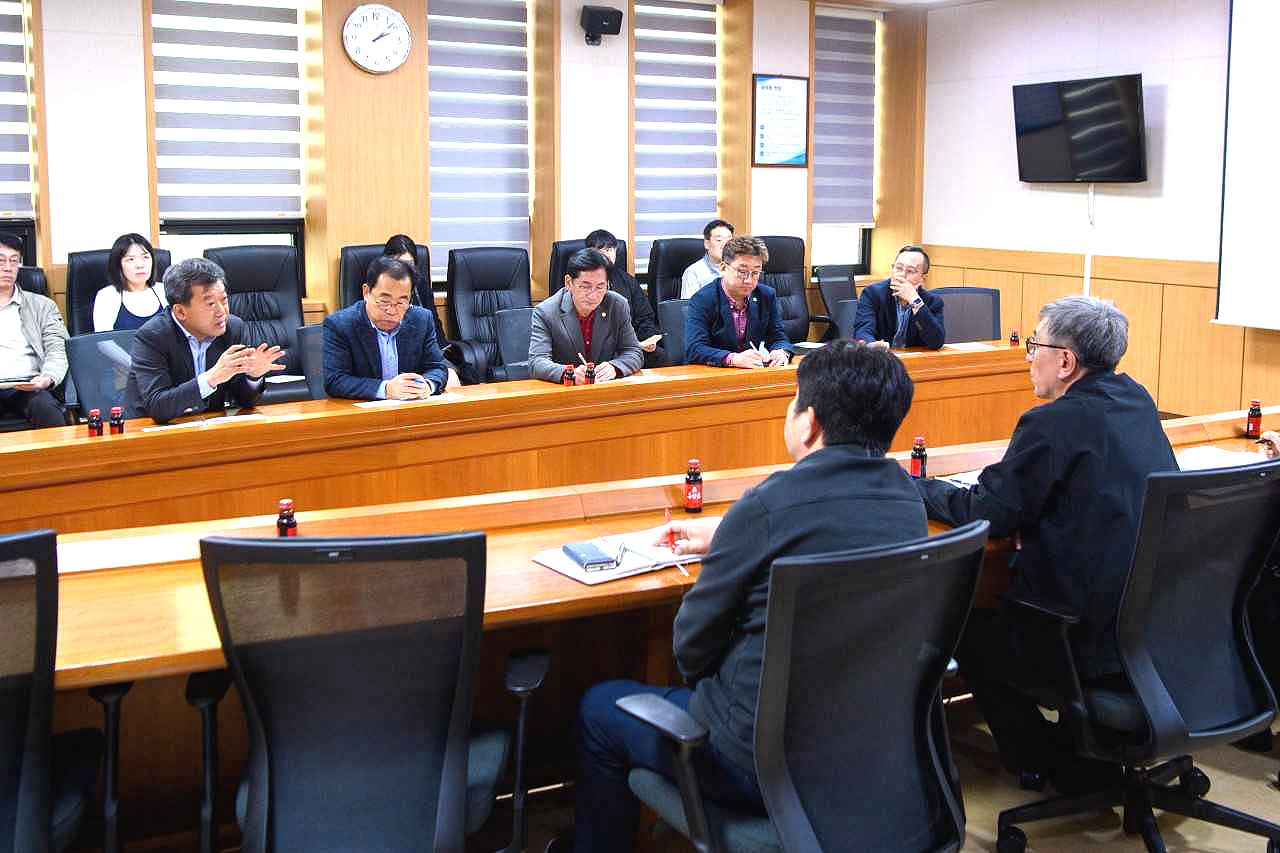 29일 울릉군과 울릉군의회는 포항지방해양수산청을 방문해   12월 중순, 울릉도와 육지를 잇는 모든 여객선 운항이 중단될 가능성에  대해  정부의 무대책을 강하게 비판하며 긴급 수송체계 구축과 국가보조항로 지정을 공식 요청했다.[울릉군 제공]