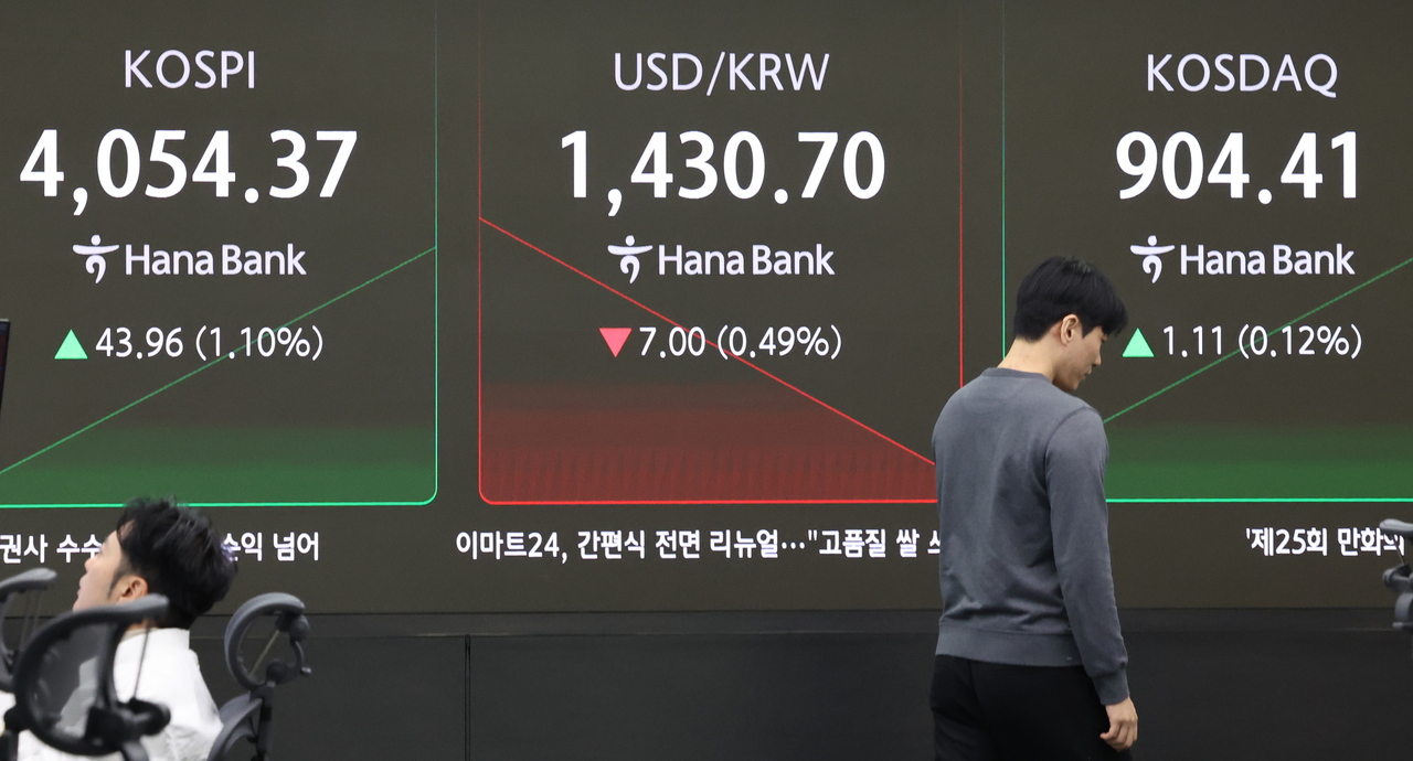 An electronic board showing the Korea Composite Stock Price Index at a dealing room of the Hana Bank headquarters in Seoul on  Wednesday. (Yonhap)