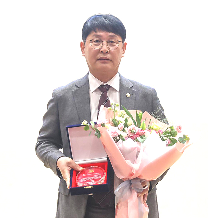 영주시의회 손성호 의원이 2025 지방자치 의정대상’을 수상했다.[손성호의원 제공]