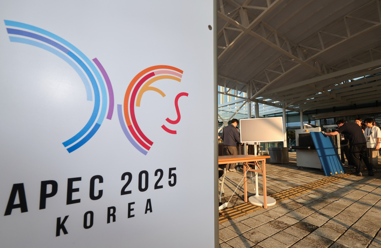 A security stand is being installed at the Gyeongju Hwabaek International Convention Center in the southeastern city of Gyeongju on Oct. 26, 2025, ahead of the Asia-Pacific Economic Cooperation summit. (Yonhap)