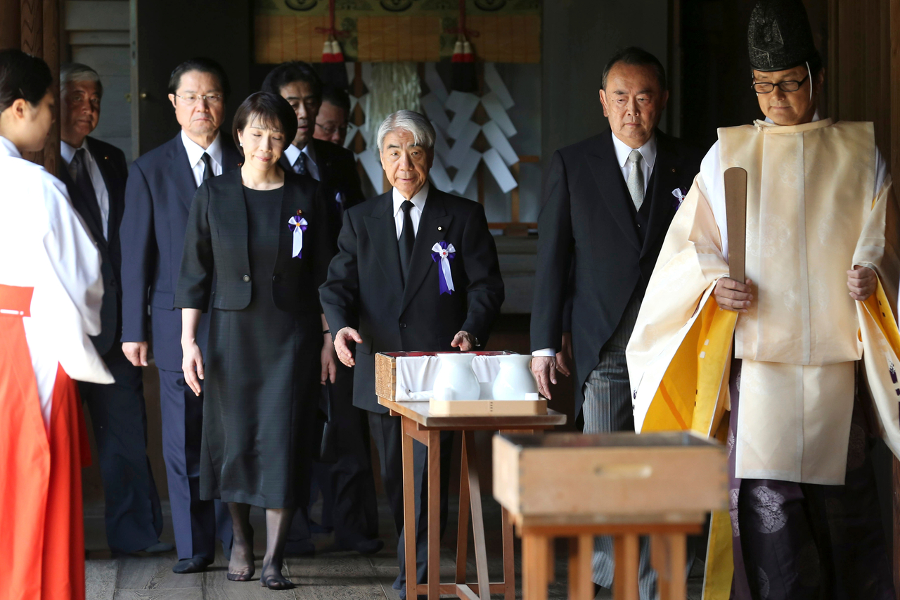 Japanese lawmakers, including Sanae Takaichi, visit the Yasukuni Shrine to pay respect to the war dead on the day of the 69th anniversary of the end of World War II, in Tokyo, on Aug. 15, 2014. (File Photo - AP)