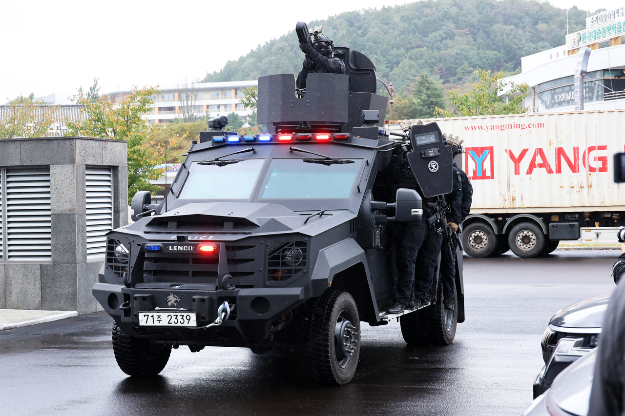 Police conduct anti-terrorism drills ahead of the Asia-Pacific Economic Cooperation summit in the southeastern city of Gyeongju on Oct. 20, 2025. (Yonhap)