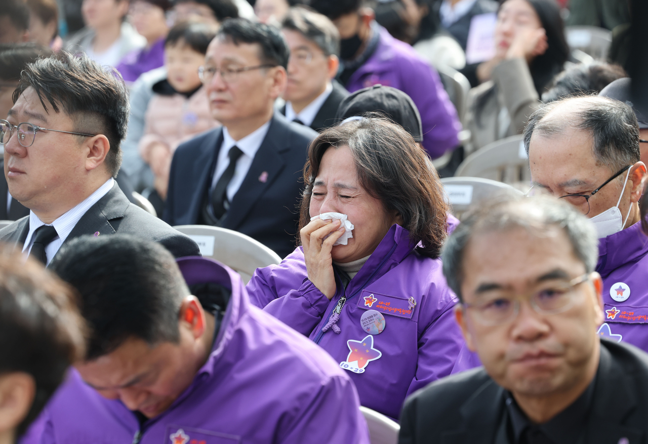 A bereaved relative of a Itaewon crowd crush victim sheds tears during a memorial service at Gwanghwamun Square in central Seoul on Wednesday. (Yonhap)