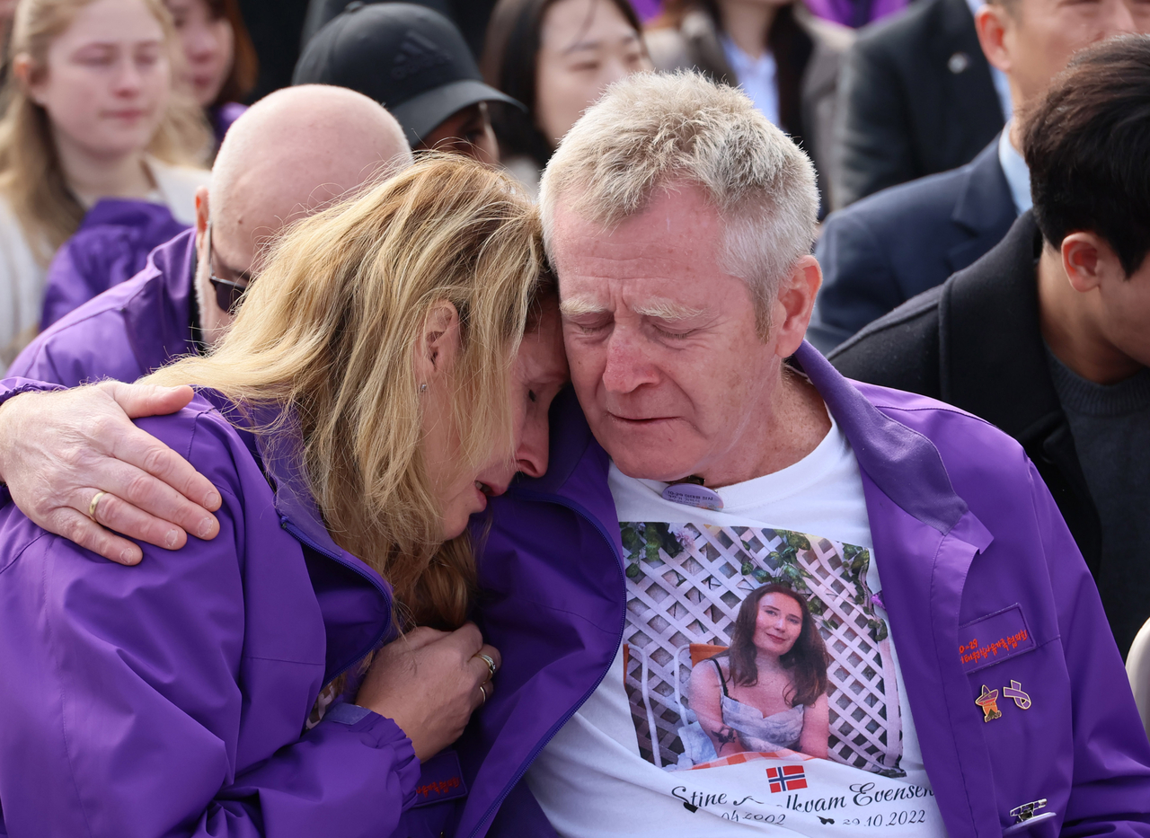 Bereaved families of a foreign national Itaewon crowd crush victim shed tears at a memorial service at Gwanghwamun Square in central Seoul on Wednesday. (Yonhap)