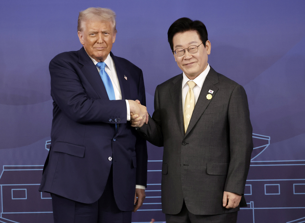 South Korean President Lee Jae Myung (right) and US President Donald Trump shake hands ahead of their meeting at the Gyeongju National Museum in North Gyeongsang Province, Wednesday. (Pool photo via Yonhap)