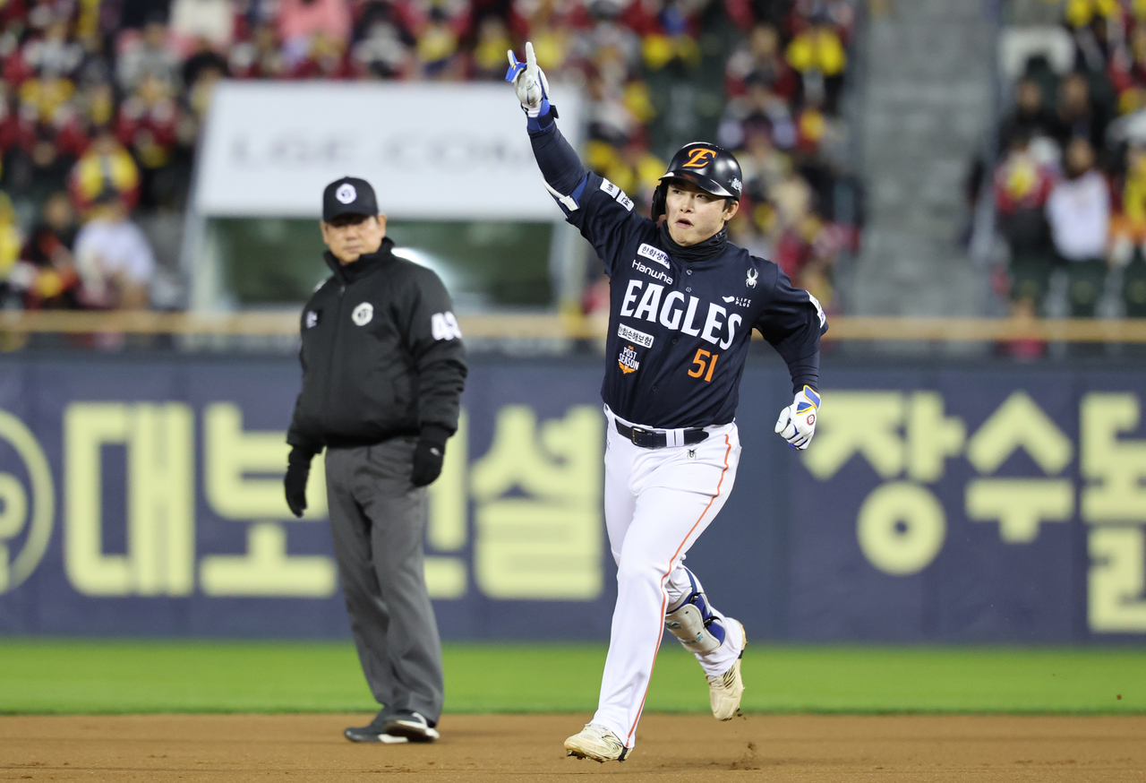 한화 이글스 문현빈이 월요일 서울 잠실야구장에서 열린 2025 한국시리즈 2차전 LG 트윈스와의 경기 1회초 2점 홈런을 터뜨린 뒤 환호하고 있다. (연합)