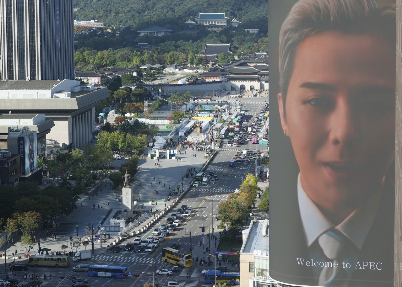 An APEC promotional video plays on a digital billboard at Gwanghwamun Square in Seoul, Monday, marking the start of APEC 2025 week in Gyeongju, North Gyeongsang Province. (Yonhap)
