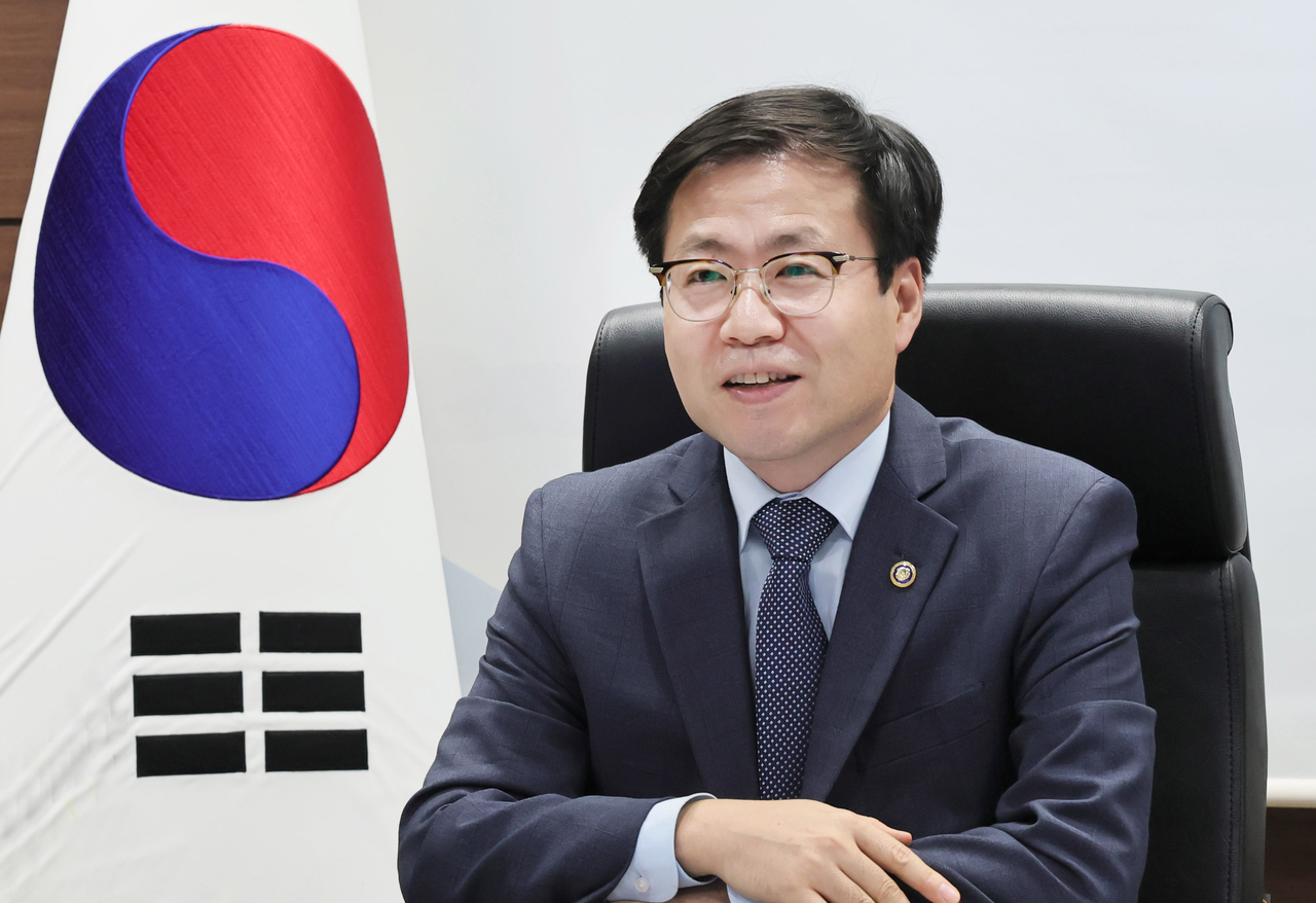 Yeo Han-koo, South Korea’s trade minister, holds a virtual meeting with British Minister for Trade Chris Bryant at the Korea Chamber of Commerce and Industry in Seoul on Oct. 1. (Yonhap)
