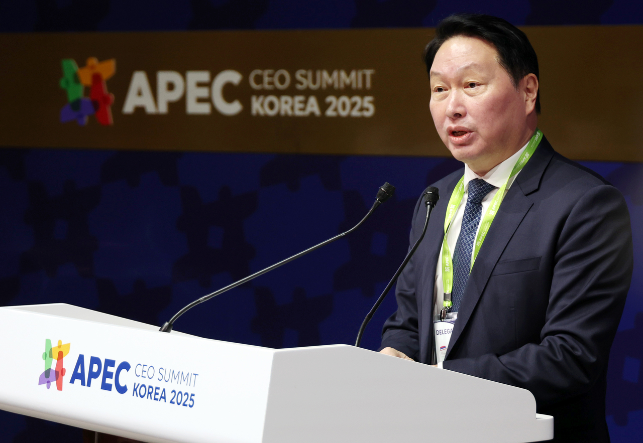 Choi Tae-won, chairman of the Korea Chamber of Commerce and SK Group, delivers the opening remarks at the APEC CEO Summit held at Gyeongju Arts Center in Gyeongju, North Gyeongsang Province on Wednesday. (Yonhap)
